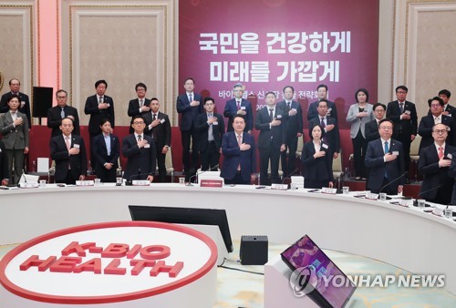 (서울=연합뉴스) 안정원 기자 = 윤석열 대통령이 28일 청와대 영빈관에서 열린 바이오헬스 신시장 창출전략 회의에서 국기에 경례하고 있다. 2023.2.28 [대통령실통신사진기자단] jeong@yna.co.kr