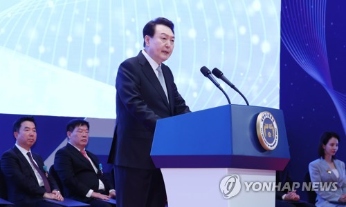 (서울=연합뉴스) 안정원 기자 = 윤석열 대통령이 3일 서울 강남구 코엑스에서 열린 제57회 납세자의 날 기념식에서 축사를 하고 있다. 2023.3.3 jeong@yna.co.kr