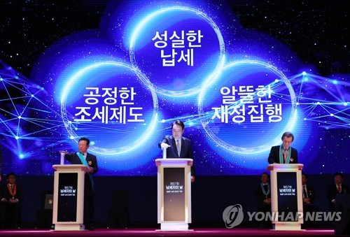 (서울=연합뉴스) 안정원 기자 = 윤석열 대통령이 3일 서울 강남구 코엑스에서 열린 제57회 납세자의 날 기념식에서 참석자들과 성실납세를 약속하는 세리머니를 하고 있다. 왼쪽부터 이덕한 (주)쌍곰 대표(금탑산업훈장), 윤석열 대통령, 황창연 (주)국보디자인 대표(은탑산업훈장). 2023.3.3 jeong@yna.co.kr