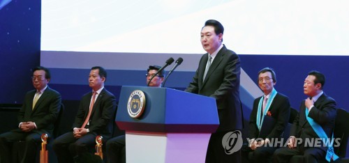 (서울=연합뉴스) 안정원 기자 = 윤석열 대통령이 3일 서울 강남구 코엑스에서 열린 제57회 납세자의 날 기념식에서 축사를 하고 있다. 2023.3.3 jeong@yna.co.kr