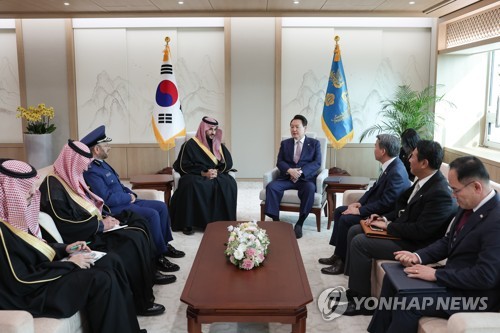 (서울=연합뉴스) 임헌정 기자 = 윤석열 대통령이 7일 서울 용산 대통령실 청사에서 칼리드 빈 살만 사우디아라비아 국방부 장관을 접견하고 있다. 2023.3.7 [대통령실 제공. 재판매 및 DB금지] kane@yna.co.kr