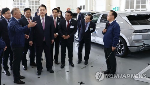 (울산=연합뉴스) 임헌정 기자 = 윤석열 대통령이 9일 현대자동차 울산공장 수출 선적 부두를 방문, 수출용 자동차 운반선인 '글로비스 스카이호'에서 정의선 현대자동차그룹 회장의 설명을 듣고 있다. 2023.3.9 [대통령실통신사진기자단] kane@yna.co.kr