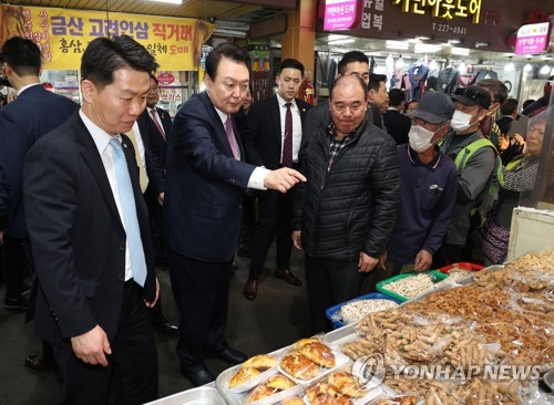(울산=연합뉴스) 임헌정 기자 = 윤석열 대통령이 9일 울산광역시 남구 신정시장 내 한 제과점을 방문하고 있다. 2023.3.9 kane@yna.co.kr