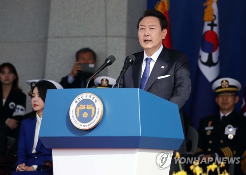 (창원=연합뉴스) 임헌정 기자 = 윤석열 대통령이 10일 경상남도 창원시 진해구 해군사관학교에서 열린 제77기 졸업 및 임관식에서 축사를 하고 있다. 2023.3.10 [대통령실통신사진기자단] kane@yna.co.kr