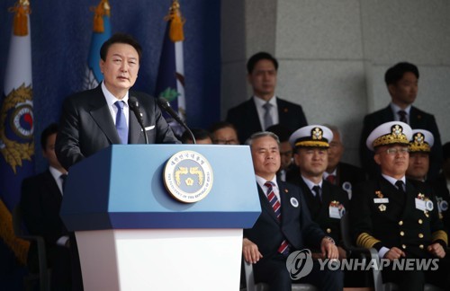 (창원=연합뉴스) 임헌정 기자 = 윤석열 대통령이 10일 경상남도 창원시 진해구 해군사관학교에서 열린 제77기 졸업 및 임관식에서 축사를 하고 있다. 2023.3.10 [대통령실통신사진기자단] kane@yna.co.kr
