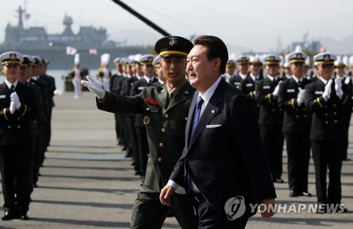 (창원=연합뉴스) 임헌정 기자 = 윤석열 대통령이 10일 경상남도 창원시 진해구 해군사관학교에서 열린 제77기 졸업 및 임관식에 입장하고 있다. 2023.3.10 [대통령실통신사진기자단] kane@yna.co.kr