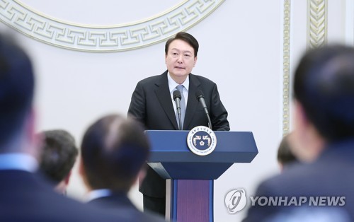 (서울=연합뉴스) 안정원 기자 = 윤석열 대통령이 14일 청와대 영빈관에서 열린 일자리창출 우수기업 최고경영자(CEO) 초청 오찬에서 인사말을 하고 있다. 2023.3.14 jeong@yna.co.kr