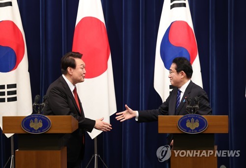 (도쿄=연합뉴스) 임헌정 기자 = 16일 오후 일본 도쿄 총리 관저에서 열린 한일 정상 공동 기자회견에서 기시다 후미오 일본 총리가 회견을 마친 뒤 윤석열 대통령에게 악수를 청하고 있다. 2023.3.16 kane@yna.co.kr
