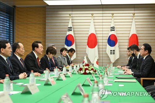 (도쿄=연합뉴스) 임헌정 기자 = 1박2일 일정으로 일본을 방문한 윤석열 대통령과 기시다 후미오 일본 총리가 16일 오후 일본 도쿄 총리 관저에서 열린 한일 확대정상회담을 하고 있다. 2023.3.16 kane@yna.co.kr