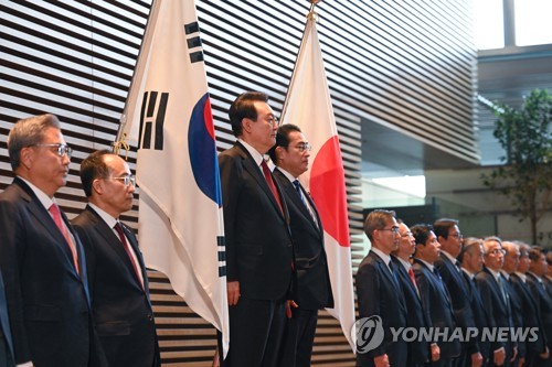 (도쿄=연합뉴스) 임헌정 기자 = 1박2일 일정으로 일본을 방문한 윤석열 대통령이 16일 오후 일본 도쿄 총리 관저에서 열린 환영 행사에서 기시다 후미오 총리와 양국 국가를 듣고 있다. 2023.3.16 kane@yna.co.kr