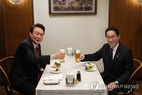 (도쿄=연합뉴스) 안정원 기자 = 윤석열 대통령과 기시다 후미오 일본 총리가 16일 오후 일본 도쿄 긴자의 오므라이스 노포에서 친교의 시간을 함께하며 생맥주로 건배하고 있다. 2023.3.16 jeong@yna.co.kr