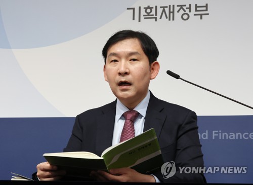 (세종=연합뉴스) 김주형 기자 = 이승한 기획재정부 경제분석과장이 17일 오전 세종시 정부세종청사에서 3월 최근 경제동향을 설명하고 있다. 2023.3.17 kjhpress@yna.co.kr