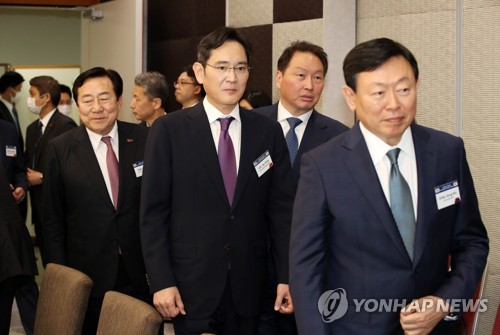 (서울=연합뉴스) 안정원 기자 = 17일 도쿄 게이단렌(일본경제단체연합회) 회관에서  열린 한일 비즈니스라운드 테이블에 이재용 삼성전자 회장, 최태원 SK그룹 회장, 신동빈 롯데그룹 회장이 입장하고 있다.    2023.3.17 jeong@yna.co.kr