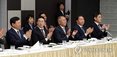 (서울=연합뉴스) 안정원 기자 = 17일 도쿄 게이단렌(일본경제단체연합회) 회관에서  열린 한일 비즈니스라운드 테이블에서 신동빈 롯데그룹 회장(왼쪽부터), 구광모 LG그룹 회장, 정의선 현대자동차그룹 회장, 최태원 SK그룹 회장, 이재용 삼성전자 회장이 윤석열 대통령의 발언이 끝난 뒤 박수치고 있다.    2023.3.17 jeong@yna.co.kr