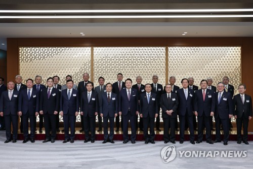 (서울=연합뉴스) 안정원 기자 = 1박2일간의 일정으로 일본을 방문한 윤석열 대통령이 17일 도쿄 게이단렌(일본경제단체연합회) 회관에서 열린 한일 비즈니스라운드 테이블에서 김병준 전국경제인연합회 회장 대행, 도쿠라 마사카즈 게이단렌 회장 등 한일 경제인들과 기념촬영을 하고 있다. 2023.3.17 jeong@yna.co.kr