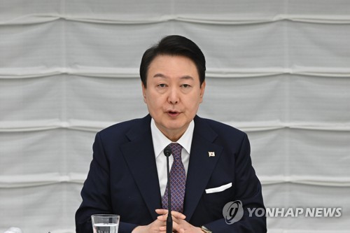 (서울=연합뉴스) 안정원 기자 = 1박2일간의 일정으로 일본을 방문한 윤석열 대통령이 17일 도쿄 게이단렌(일본경제단체연합회) 회관에서 열린 한일 비즈니스라운드 테이블에서 인사말을 하고 있다. 2023.3.17 jeong@yna.co.kr