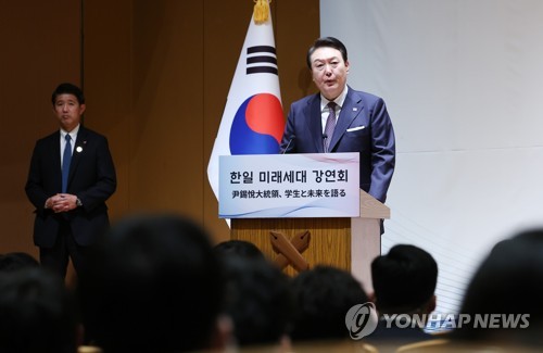 (도쿄=연합뉴스) 임헌정 기자 = 일본을 방문 중인 윤석열 대통령이 17일 도쿄 게이오대에서 열린 한일 미래세대 강연에서 일본 학생들과 한국인 유학생들을 상대로 강연을 하고 있다. 2023.3.17 kane@yna.co.kr