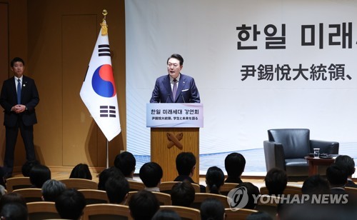(도쿄=연합뉴스) 임헌정 기자 = 일본을 방문 중인 윤석열 대통령이 17일 도쿄 게이오대에서 열린 한일 미래세대 강연에서 일본 학생들과 한국인 유학생들을 상대로 강연을 하고 있다. 2023.3.17 kane@yna.co.kr