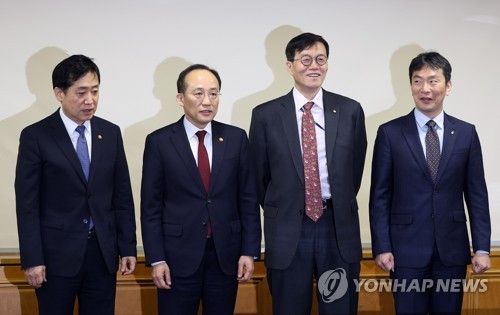 (서울=연합뉴스) 이지은 기자 = 추경호 경제부총리 겸 기획재정부 장관 등 경제ㆍ금융수장들이 23일 오전 서울 중구 은행회관에서 열린 비상거시경제금융회의에 참석, 기념촬영을 하고 있다. 이 회의에서 미국 연방 공개시장위원회(FOMC)의 통화정책 결정에 따른 국제금융시장 동향을 점검하고, 대응책을 논의할 예정이다. 왼쪽부터 김주현 금융위원장, 추 부총리, 이창용 한국은행 총재, 이복현 금융감독원. 2023.3.23 jieunlee@yna.co.kr