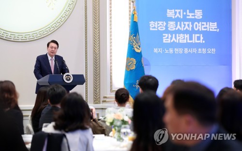 (서울=연합뉴스) 임헌정 기자 = 윤석열 대통령이 23일 청와대 영빈관에서 열린 복지·노동 현장 종사자 초청 오찬에서 발언하고 있다. 2023.3.23 [대통령실통신사진기자단] kane@yna.co.kr