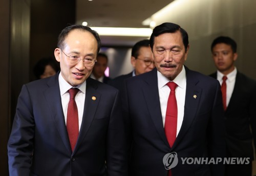 (서울=연합뉴스) 김주성 기자 = 추경호 부총리 겸 기획재정부 장관과 루훗 빈사르 빤자이딴 인도네시아 해양투자조정장관이 23일 오후 서울 중구 플라자호텔에서 열린 제1차 한국-인도네시아 고위급 투자대화에 참석하고 있다. 2023.3.23 utzza@yna.co.kr