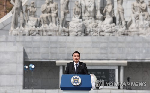 (대전=연합뉴스) 임헌정 기자 = 윤석열 대통령이 24일 대전 유성구 국립대전현충원에서 열린 제8회 서해수호의 날 기념식에서 서해수호 55용사의 이름을 부르고 있다. 2023.3.24 kane@yna.co.kr
