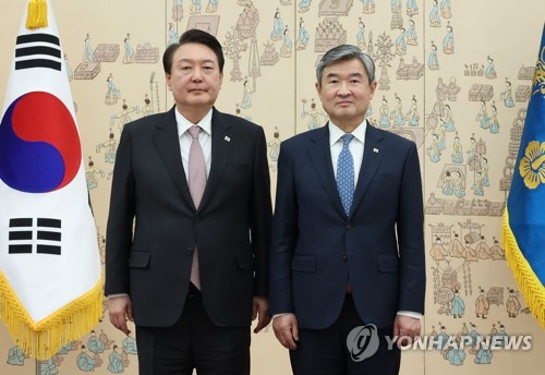(서울=연합뉴스) 안정원 기자 = 윤석열 대통령이 30일 서울 용산 대통령실 청사에서 조태용 신임 국가안보실장에게 임명장을 수여한 뒤 기념촬영을 하고 있다. 2023.3.30 jeong@yna.co.kr