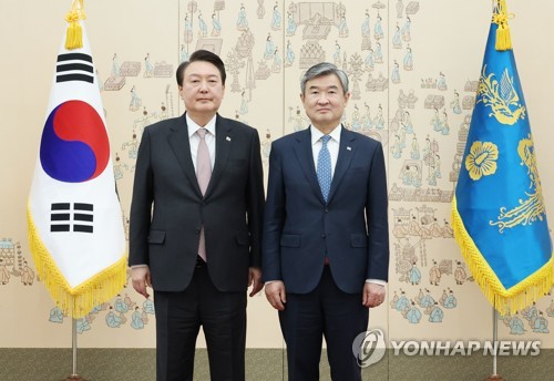 (서울=연합뉴스) 안정원 기자 = 윤석열 대통령이 30일 서울 용산 대통령실 청사에서 조태용 신임 국가안보실장에게 임명장을 수여한 뒤 기념촬영을 하고 있다. 2023.3.30 jeong@yna.co.kr