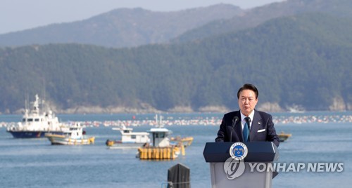(통영=연합뉴스) 안정원 기자 = 윤석열 대통령이 31일 경상남도 통영시 영운항에서 열린 제12회 수산인의 날 기념식에서 기념사를 하고 있다. 2023.3.31 [대통령실통신사진기자단. 재판매 및 DB금지] jeong@yna.co.kr