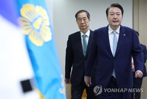 (서울=연합뉴스) 임헌정 기자 = 윤석열 대통령이 4일 서울 용산 대통령실 청사에서 열린 국무회의에 입장하고 있다. 2023.4.4 kane@yna.co.kr