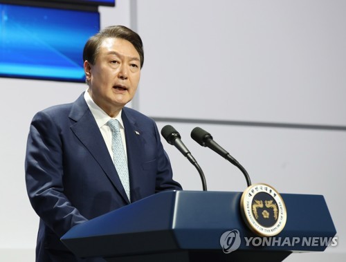 (아산=연합뉴스) 임헌정 기자 = 윤석열 대통령이 4일 충남 아산 삼성디스플레이에서 열린 디스플레이 신규투자 협약식에서 격려사를 하고 있다. 2023.4.4 [대통령실통신사진기자단] kane@yna.co.kr