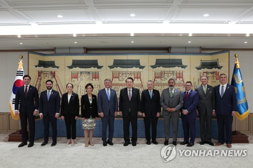 (서울=연합뉴스) 임헌정 기자 = 윤석열 대통령이 5일 서울 용산 대통령실 청사에서 방한 중인 마이클 매콜 미국 하원 외교위원장 등을 접견하며 기념촬영을 하고 있다. 2023.4.5 [대통령실 제공. 재판매 및 DB 금지] kane@yna.co.kr