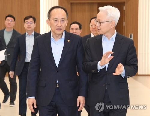 (서울=연합뉴스) 추경호 부총리 겸 기획재정부장관이 7일 반도체 초격차 지원을 위해 경기도 평택 삼성전자 평택캠퍼스를 방문, 경계현 삼성전자 대표이사와 대화를 나누며 행사장에 입장하고 있다. 2023.4.7 [기획재정부 제공. 재판매 및 DB 금지] photo@yna.co.kr