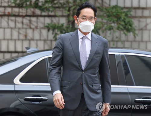 법정 출석하는 이재용 회장