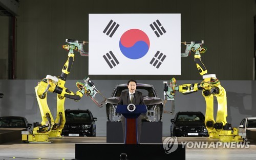 (화성=연합뉴스) 임헌정 기자 = 윤석열 대통령이 11일 경기도 화성시 기아자동차 오토랜드 화성에서 열린 전기차 전용공장 기공식에서 축사를 하고 있다. 2023.4.11 kane@yna.co.kr