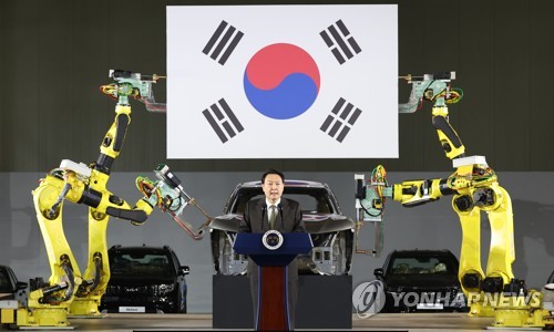 (화성=연합뉴스) 임헌정 기자 = 윤석열 대통령이 11일 경기도 화성시 기아 오토랜드 화성에서 열린 전기차 전용공장 기공식에서 축사를 하고 있다. 2023.4.11 kane@yna.co.kr