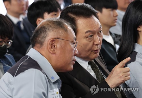 (화성=연합뉴스) 임헌정 기자 = 윤석열 대통령이 11일 경기도 화성시 기아 오토랜드 화성에서 열린 전기차 전용공장 기공식에서 정의선 현대차그룹 회장과 대화하고 있다. 2023.4.11 kane@yna.co.kr