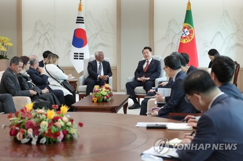 (서울=연합뉴스) 임헌정 기자 = 윤석열 대통령이 12일 서울 용산 대통령실 청사에서 방한 중인 안토니우 코스타 포르투갈 총리와 약식 정상회담을 하고 있다. 2023.4.12 [대통령실 제공. 재판매 및 DB 금지] kane@yna.co.kr