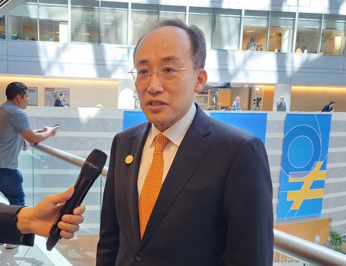 (워싱턴=연합뉴스) 강병철 특파원 = 미국을 방문 중인 추경호 부총리 겸 기획재정부 장관이 13일(현지시간) 워싱턴 DC의 IMF 빌딩에서 기자들과 만나 세계 및 한국 경제 전망 등에 대한 질문에 답변하고 있다. 2023.4.14 soleco@yna.co.kr