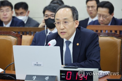 (서울=연합뉴스) 임화영 기자 = 추경호 부총리 겸 기획재정부 장관이 17일 오후 국회에서 열린 기획재정위원회 전체회의에서 의원질의에 답하고 있다. 2023.4.17 hwayoung7@yna.co.kr