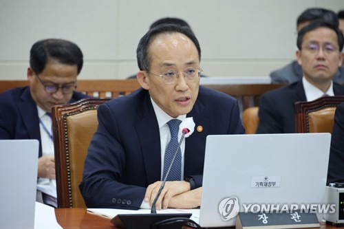 (서울=연합뉴스) 임화영 기자 = 추경호 부총리 겸 기획재정부 장관이 17일 오후 국회에서 열린 기획재정위원회 전체회의에서 의원질의에 답하고 있다. 2023.4.17 hwayoung7@yna.co.kr