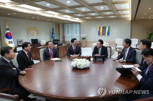 (서울=연합뉴스) 진성철 기자 = 윤석열 대통령이 20일 서울 용산 대통령실에서 국민의힘 김기현 대표, 윤재옥 원내대표 등과 면담하고 있다. 2023.4.20 [대통령실 제공. 재판매 및 DB 금지] zjin@yna.co.kr