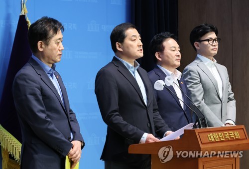 (서울=연합뉴스) 이정훈 기자 = 국민의힘 박대출 정책위의장이 23일 오후 국회 소통관에서 당ㆍ정 전세사기대책 협의 결과를 브리핑하고 있다. 왼쪽부터 김주현 금융위원장, 박 정책위의장, 원희룡 국토교통부 장관, 한동훈 법무부 장관. 2023.4.23 uwg806@yna.co.kr