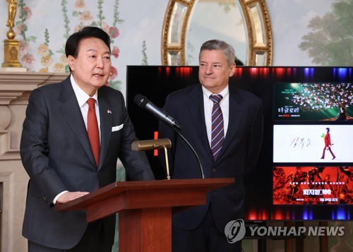 (워싱턴=연합뉴스) 진성철 기자 = 미국을 국빈 방문한 윤석열 대통령이 24일(현지시간) 워싱턴DC 백악관 영빈관 접견장에서 열린 글로벌기업 최고 경영진 접견에서 테드 서랜도스 넷플릭스 공동 최고경영자와 함께 넷플릭스의 한국 콘텐츠 투자에 대해 발표하고 있다. 2023.4.25 zjin@yna.co.kr