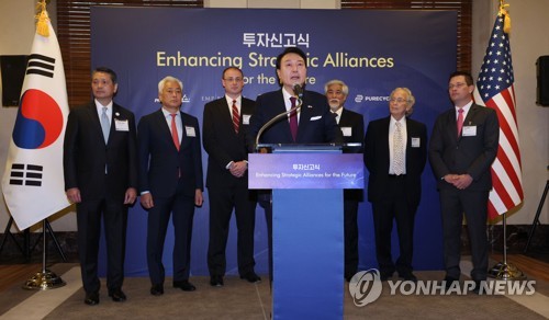 (워싱턴=연합뉴스) 진성철 기자 = 미국을 국빈 방문한 윤석열 대통령이 25일(현지시간) 워싱턴DC 미국 상공회의소 리 앤더슨룸에서 열린 투자신고식에서 모두발언하고 있다. 2023.4.26 zjin@yna.co.kr