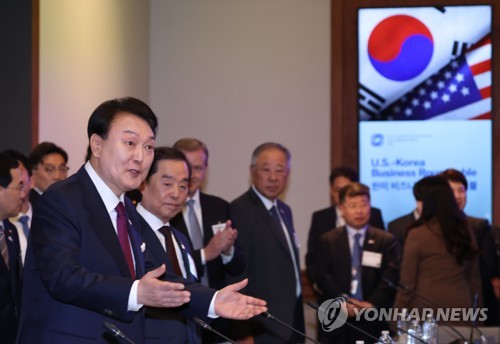 (워싱턴=연합뉴스) 진성철 기자 = 미국을 국빈 방문한 윤석열 대통령이 25일(현지시간) 워싱턴DC 미국 상공회의소에서 열린 한미 비즈니스 라운드테이블에서 참석자들에게 착석을 권하고 있다. 2023.4.26 zjin@yna.co.kr