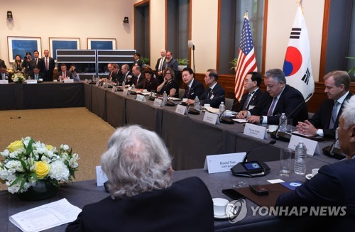 (워싱턴=연합뉴스) 진성철 기자 = 미국을 국빈 방문한 윤석열 대통령이 25일(현지시간) 워싱턴DC 미국 상공회의소에서 한미 비즈니스 라운드테이블을 주재하고 있다. 2023.4.26 zjin@yna.co.kr