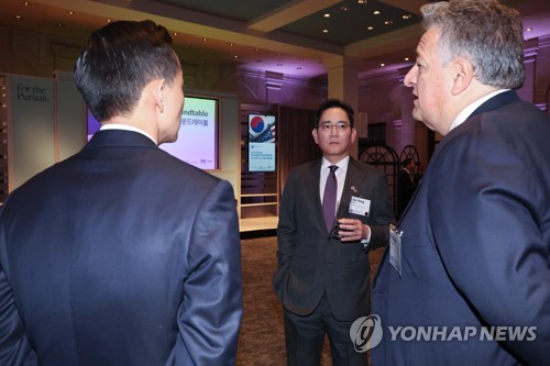 (워싱턴=연합뉴스) 진성철 기자 = 이재용 삼성전자 회장, 김동관 한화 부회장이 25일(현지시간) 워싱턴DC 미국 상공회의소에서 윤석열 대통령 주재로 열린 한미 비즈니스 라운드테이블에서 미국 기업인들과 대화하고 있다. 2023.4.26 zjin@yna.co.kr