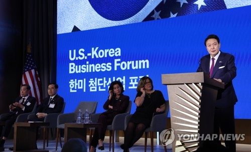 (워싱턴=연합뉴스) 진성철 기자 = 미국을 국빈 방문한 윤석열 대통령이 25일(현지시간) 워싱턴DC 미국 상공회의소에서 열린 한미 첨단산업 포럼에서 축사하고 있다.  2023.4.26 zjin@yna.co.kr