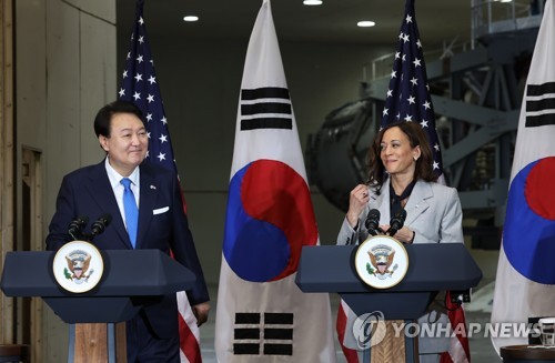 (워싱턴=연합뉴스) 임헌정 기자 = 미국을 국빈 방문 중인 윤석열 대통령이 25일(현지시간) 워싱턴DC 인근의 미 항공우주국(NASA) 고다드 우주센터를 카멀라 해리스 미국 부통령과 함께 방문하고 있다. 2023.4.26 kane@yna.co.kr